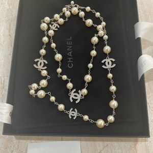 Chanel long pearl necklace with silver hw.